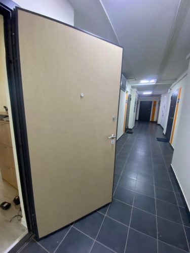 МДФ панель с большим зеркалом на входную дверь
