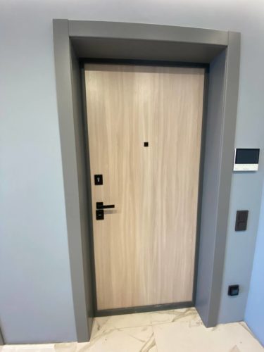 Установка окрашенной дверной панели с фрезеровкой