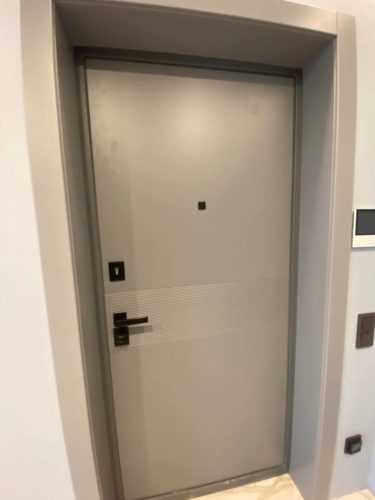 Установка окрашенной дверной панели с фрезеровкой