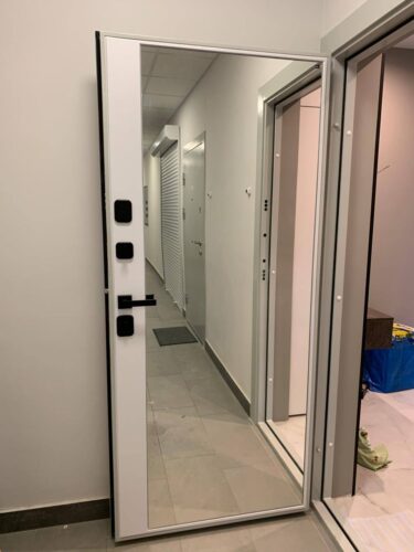 Установка панели с зеркалом во всю дверь